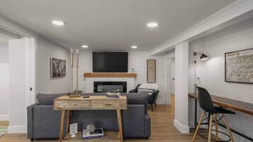 TV, peis, bøker og kontorer