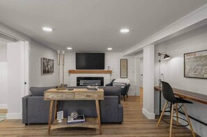 Fernseher, Kamin, Bücher, Arbeitsbereiche