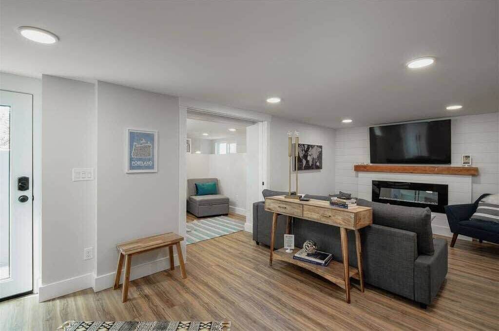 Televisión, chimenea, libros y oficina 