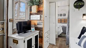 1 bedroom, WiFi, bed sheets - #StayinMyDistrict Twin Falls Backyard Glamper (Twin Falls)