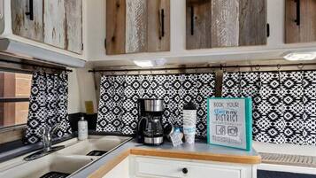 Réfrigérateur, micro-ondes, cafetière/bouilloire, grille-pain