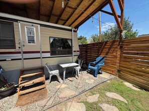 Outdoor dining - #StayinMyDistrict Twin Falls Backyard Glamper (Twin Falls)