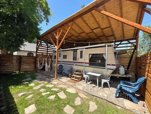 Outdoor dining - #StayinMyDistrict Twin Falls Backyard Glamper (Twin Falls)