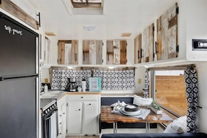 Refrigerador, microondas, cafetera y tetera y tostadora