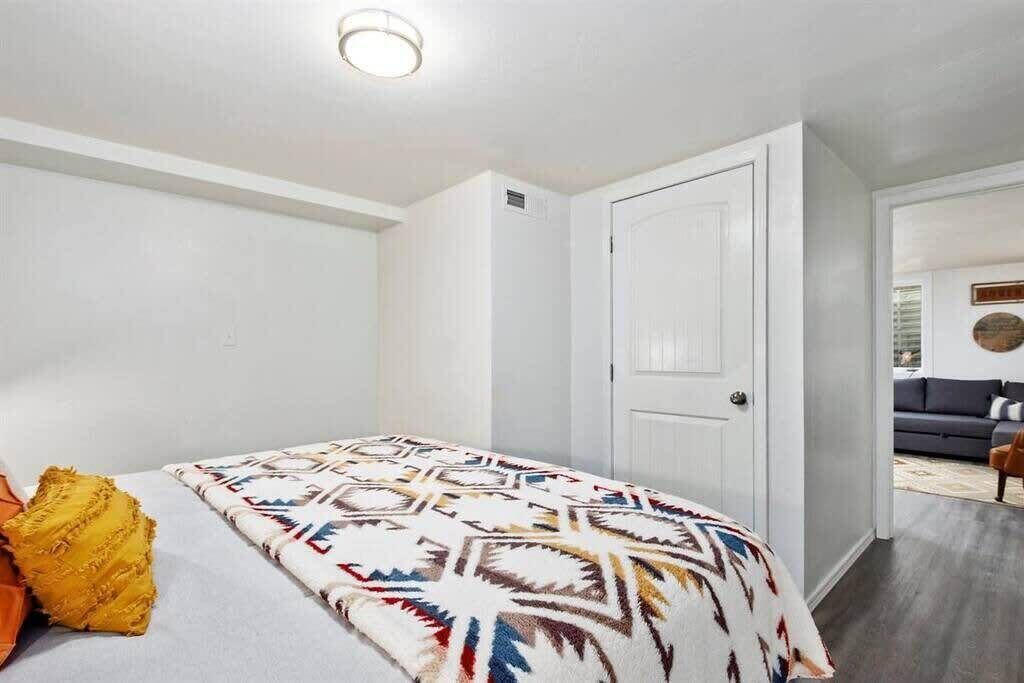 1 makuuhuone, työpöytä, silitysrauta/-lauta, vauvan matkasänky