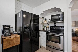 Refrigerador, microondas, horno y parrilla de estufa 