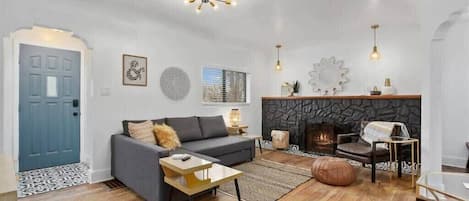 Televisie, een open haard en een kantoor