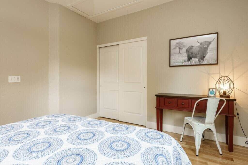 3 bedrooms, desk, iron/ironing board, travel crib