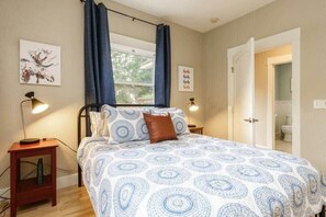 3 habitaciones, escritorio y tabla de planchar con plancha 