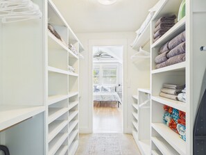 3 habitaciones, escritorio y tabla de planchar con plancha 