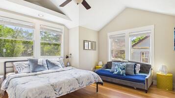 3 bedrooms, desk, iron/ironing board, travel crib
