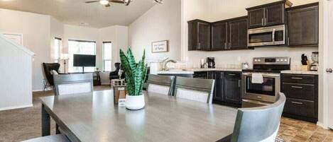 Réfrigérateur, four à micro-ondes, un four, surface de cuisson