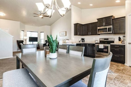 Fridge, microwave, oven, stovetop. #StayinMyDistrict Meridian Near Roaring Springs