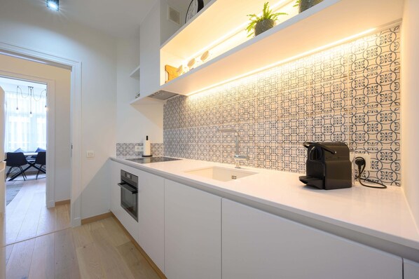 Een koelkast, een microgolfoven, een oven, een kookplaat