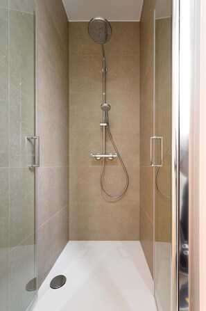 Dusche, Haartrockner, Handtücher, Seife