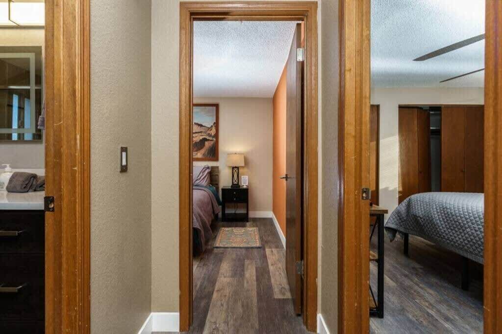 2 chambres, fer et planche à repasser, Wi-Fi, draps fournis