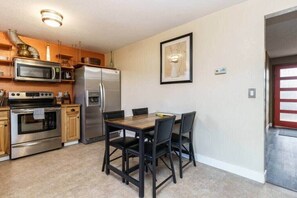 Grand réfrigérateur, micro-ondes, four, plaque de cuisson