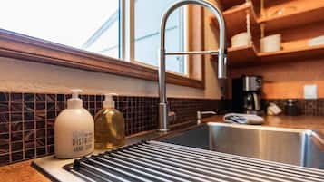 Großer Kühlschrank, Mikrowelle, Ofen, Herdplatte