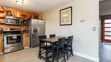 Een koelkast/vriezer, een magnetron, een oven, een kookplaat