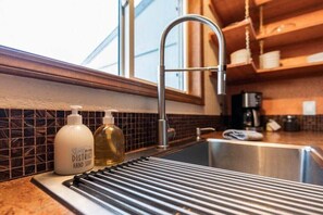 Full-size fridge, microwave, oven, stovetop