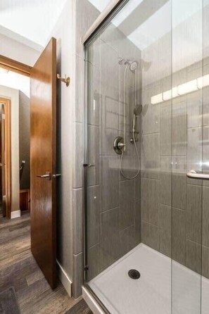 Dusche, Haartrockner, Handtücher, Shampoo
