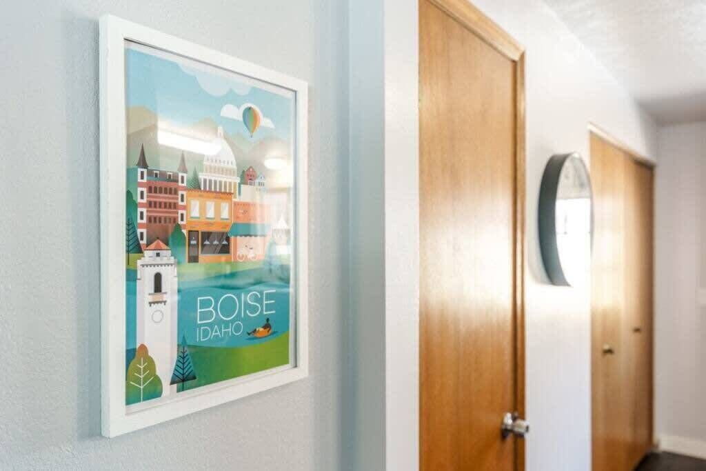 Et indrammet bybillede som plakat med teksten "BOISE IDAHO" på en væg.