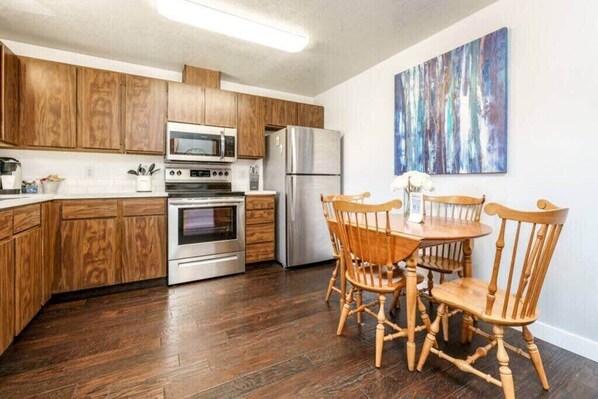 Fridge, microwave, oven, stovetop - #StayInMyDistrict Cozy Central Boise Townhouse (Boise)