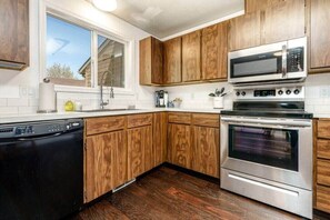 Fridge, microwave, oven, stovetop - #StayInMyDistrict Cozy Central Boise Townhouse (Boise)