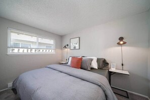 2 bedrooms, desk, iron/ironing board, WiFi