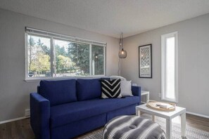 TV, offices - #StayInMyDistrict Vancouver Near Shopping & Dining (Vancouver)