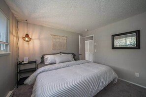 2 bedrooms, desk, iron/ironing board, WiFi