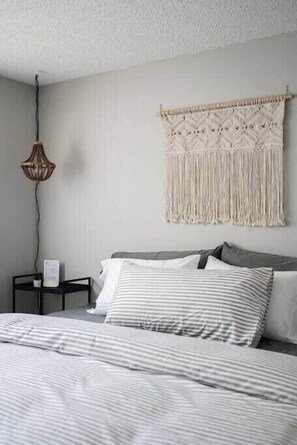 2 habitaciones, escritorio, tabla de planchar con plancha y wifi