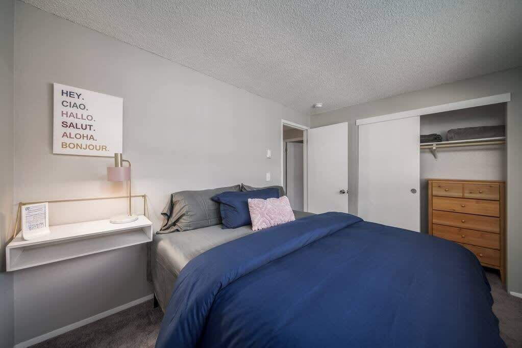 2 habitaciones, escritorio y tabla de planchar con plancha 