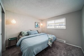 2 habitaciones, escritorio y tabla de planchar con plancha 