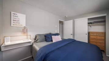 2 habitaciones, escritorio y tabla de planchar con plancha