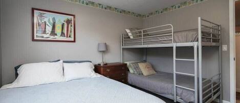 3 slaapkamers, een strijkplank/strijkijzer, reisbedje, wifi