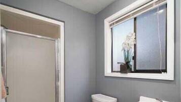 Kylpyamme, hiustenkuivaaja, pyyhkeet