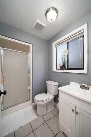 Baignoire, sĂšche-cheveux, serviettes fournies