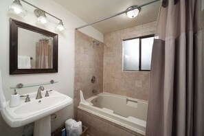 Badewanne, Haartrockner, Handtücher