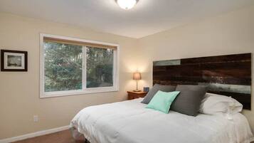 3 makuuhuonetta, silitysrauta/-lauta, vauvan matkasänky, Wi-Fi