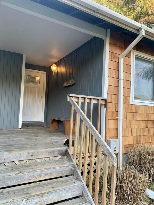 Exterior detail - #StayInMyDistrict Cozy Rockaway Beach Cottage (Rockaway Beach)
