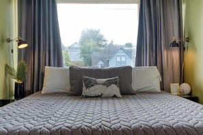 1 slaapkamer, een bureau, een strijkplank/strijkijzer, reisbedje