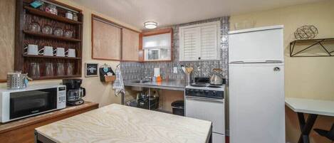 ثلاجة، ميكروويف، فرن، موقد طهي مسطح