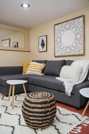 TV, offices - #StayInMyDistrict Woodlawn Eclectic -Walk to Dekum (Portland)