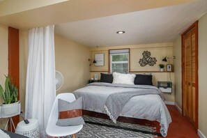 Desk, iron/ironing board, travel cot, WiFi - #StayInMyDistrict Woodlawn Eclectic -Walk to Dekum (Portland)
