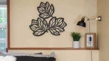 Bureau, fer et planche à repasser, lit parapluie, Wi-Fi