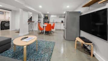 TV, livros, escritórios