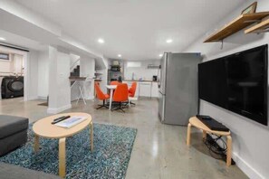 TV, books, offices - #StayInMyDistrict Arbor Lodge & Popular Overlook (Portland)