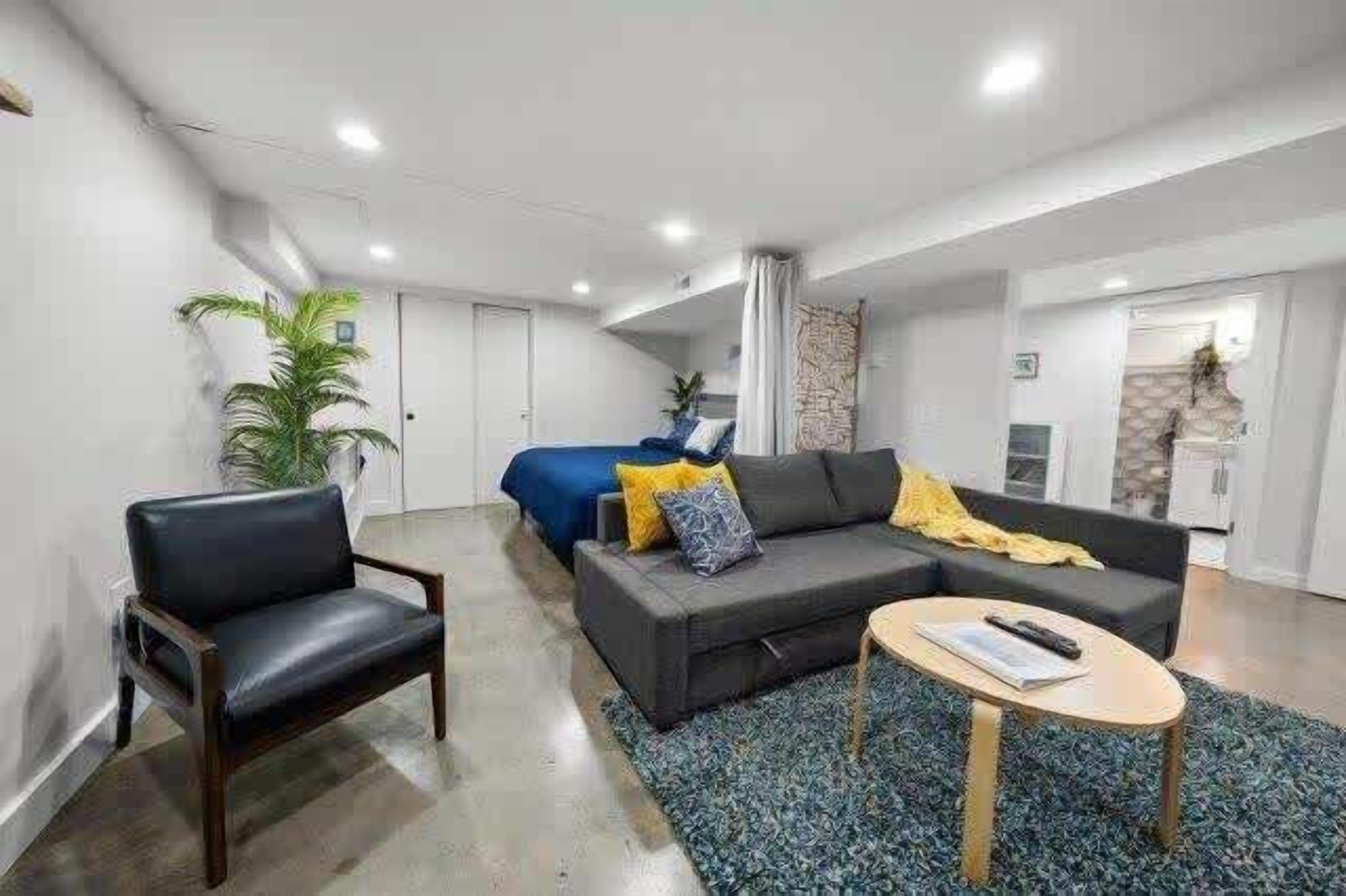 Télévision, livres, espaces bureaux