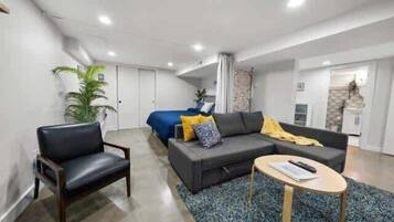 Televisión, libros, oficina